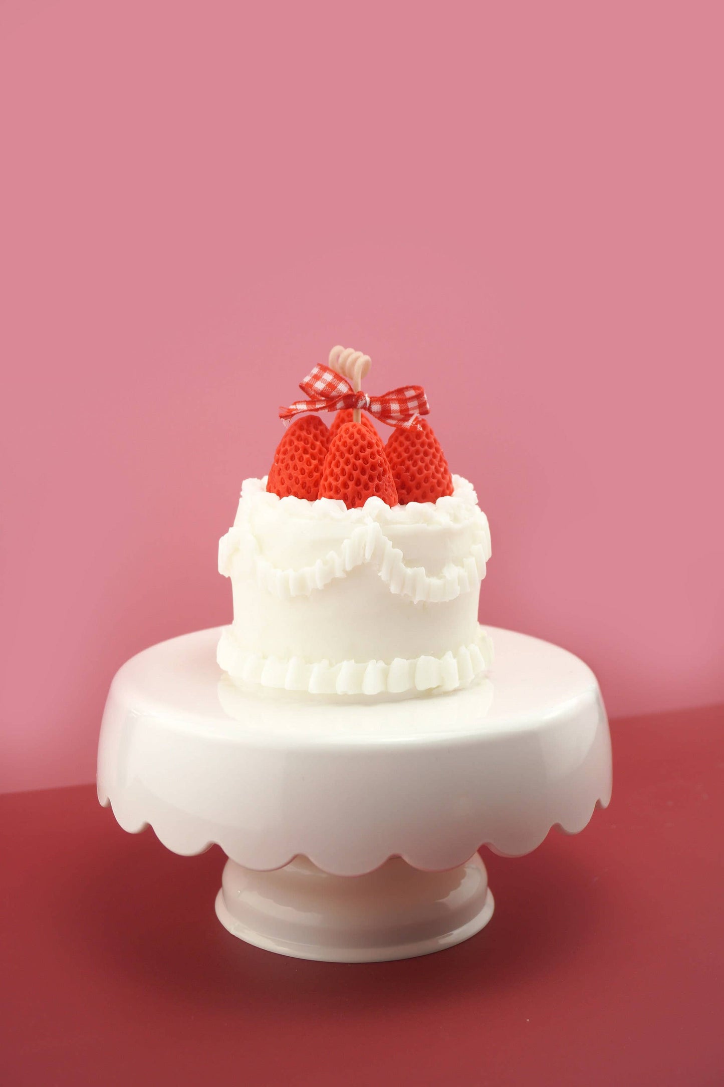 Retro Strawberry Cake Candle: Blossom / White